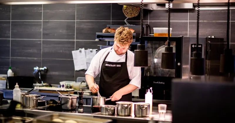 Commercial kitchen exhaust hood and ventilation system