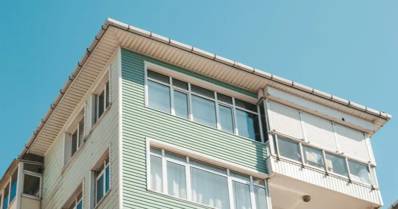 Bright open floor plan living room ready for showing